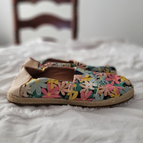 TOMS FLORAL PRINT SIZE 5.5 - Picture 3 of 6